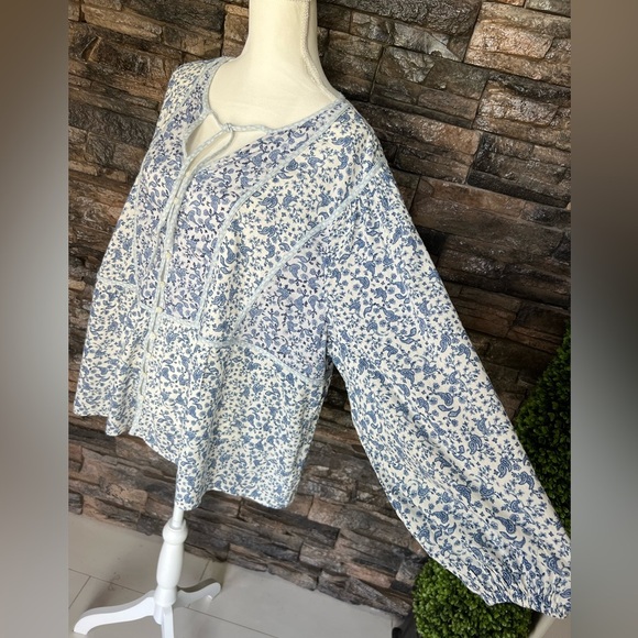 Old Navy Floral Blue and White Blouse - Picture 3 of 13
